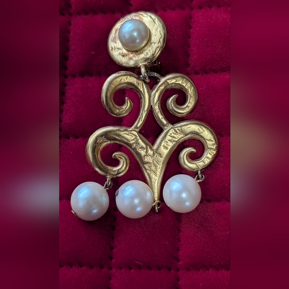 Oscar dela Renta Clip on Earrings - Picture 3 of 7